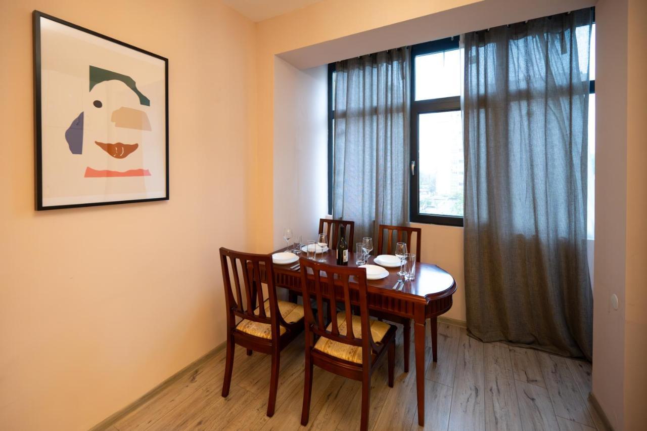 Spacious 1bdr Near city Center Appartement *